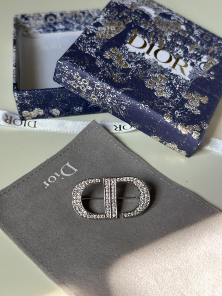 بروش Dior ذهبي
