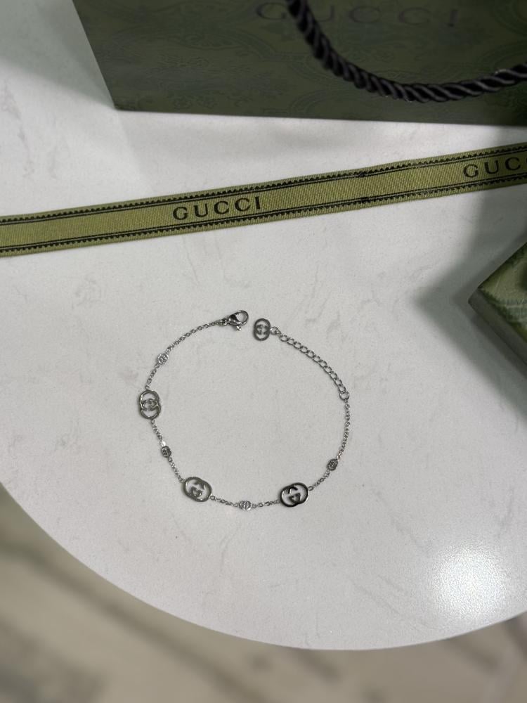 إسوارة GUCCI اسوارة GUCCI معدن فضي