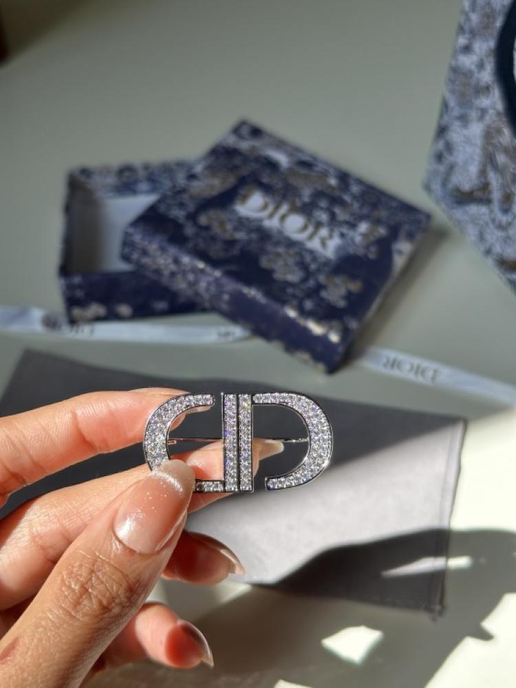 بروش Dior ذهبي