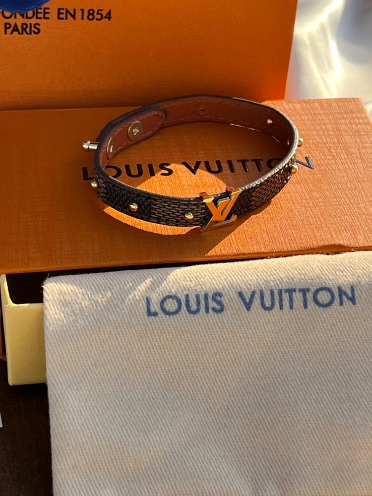 إسوارة LOUIS VUITTON جلد ومعدن ذهبي