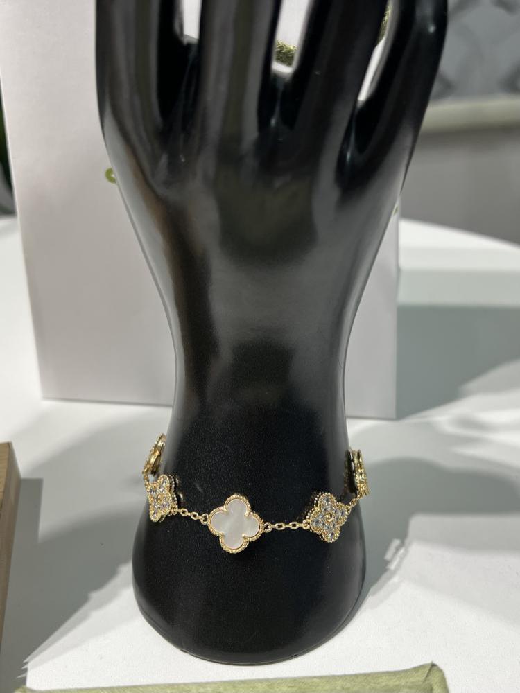 طقم إكسسوارات Van Cleef & Arpels - طقم van cleef ذهبي