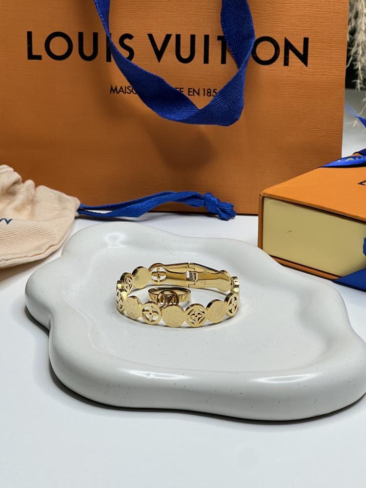 خاتم LOUIS VUITTON - اسورة + خاتم (مقاس 14 )