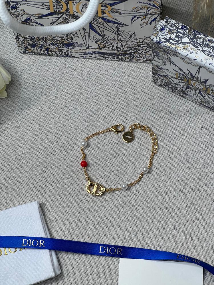 إسوارة Dior الذهبي بتصميم اللؤلؤ