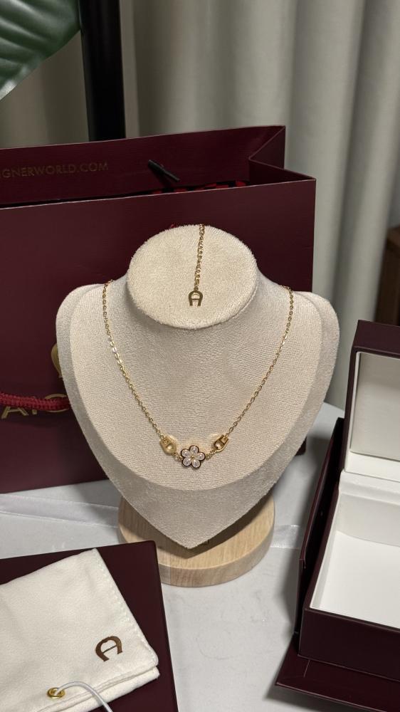 طقم إكسسوارات AIGNER - طقم - أقنر ذهبي وردي ( سلسال - اسوارة - حلق )
