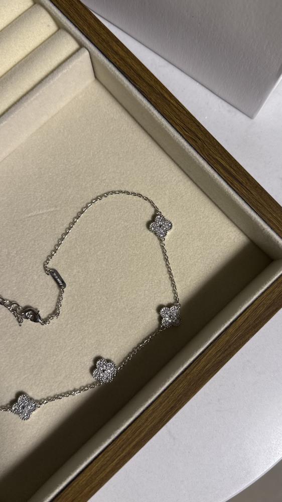 سلسال Van Cleef & Arpels - سلسال Van cleef المميز مع حلق فضي