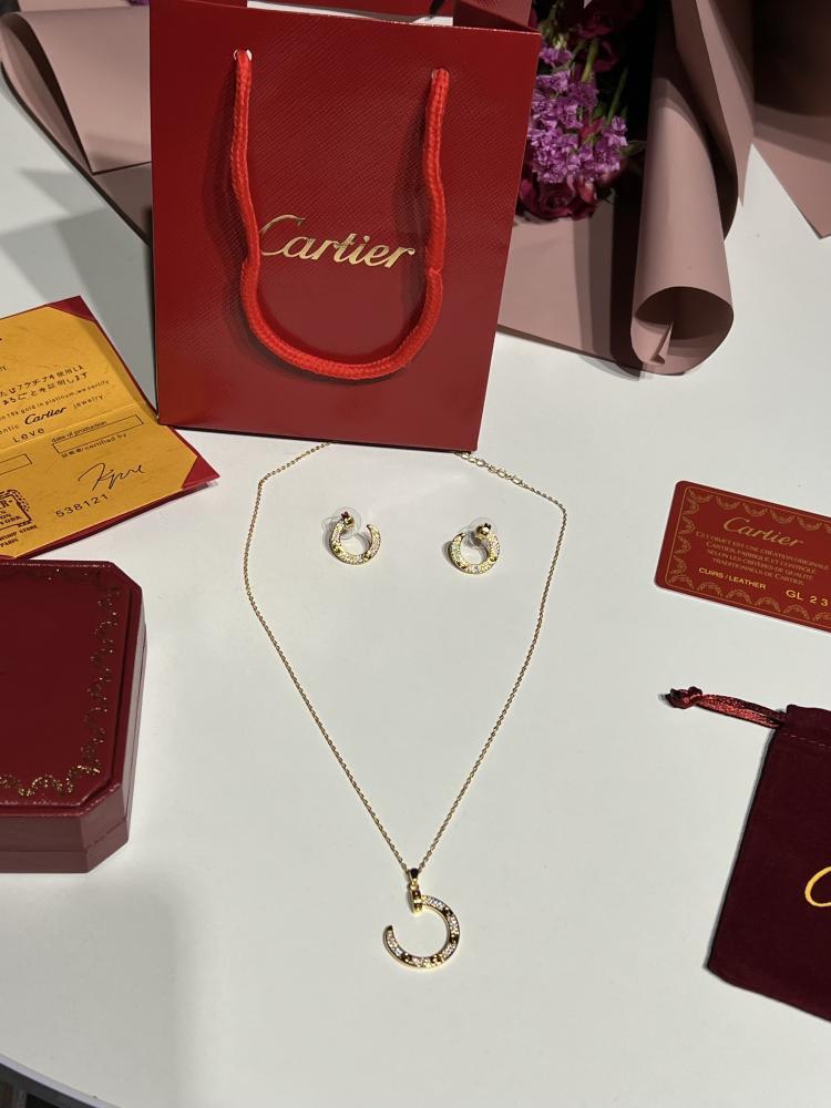 سلسال Cartier ذهبي