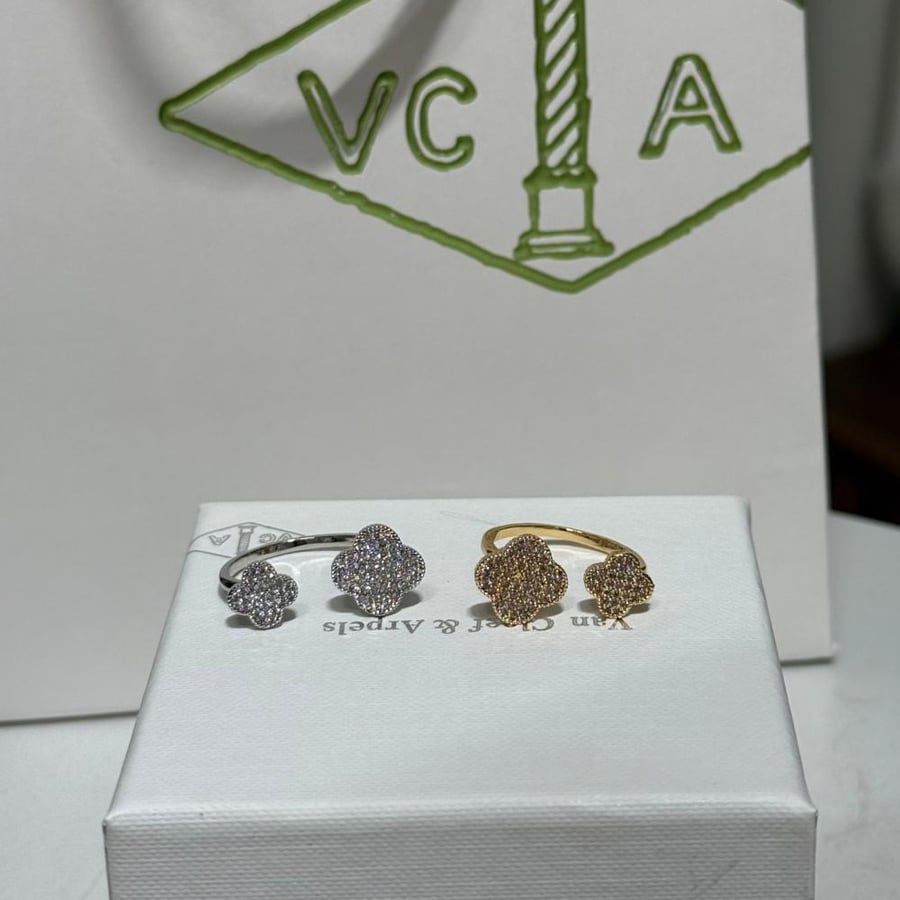 خاتم Van Cleef & Arpels لونين ( ذهبي - فضي )