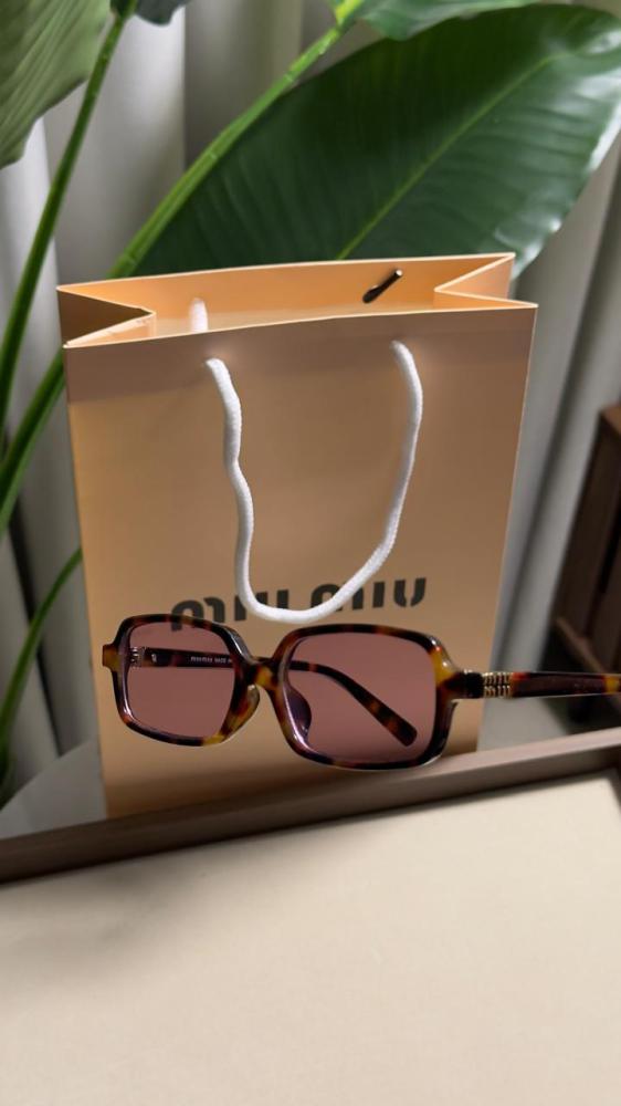 نظارة MIU MIU عدسه وردي
