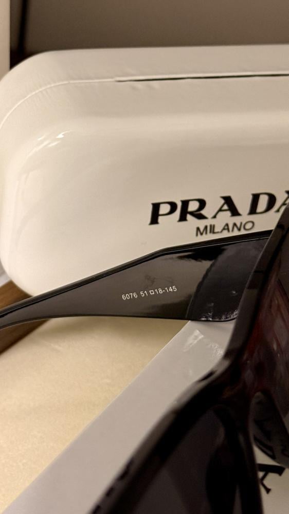 نظارة PRADA المشهورة