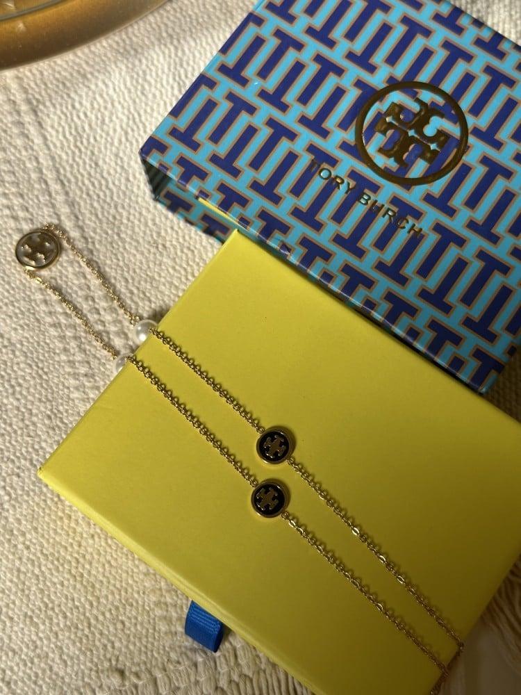 سلسال مع حلق TORY BURCH معدن ذهبي بفصوص كرستال زركون