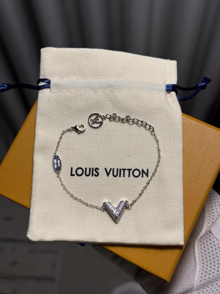 إسوارة LOUIS VUITTON إسوارة LOUIS VUITTON معدن فضي