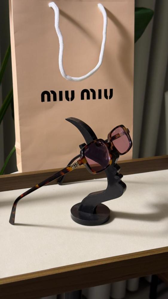 نظارة MIU MIU عدسه وردي