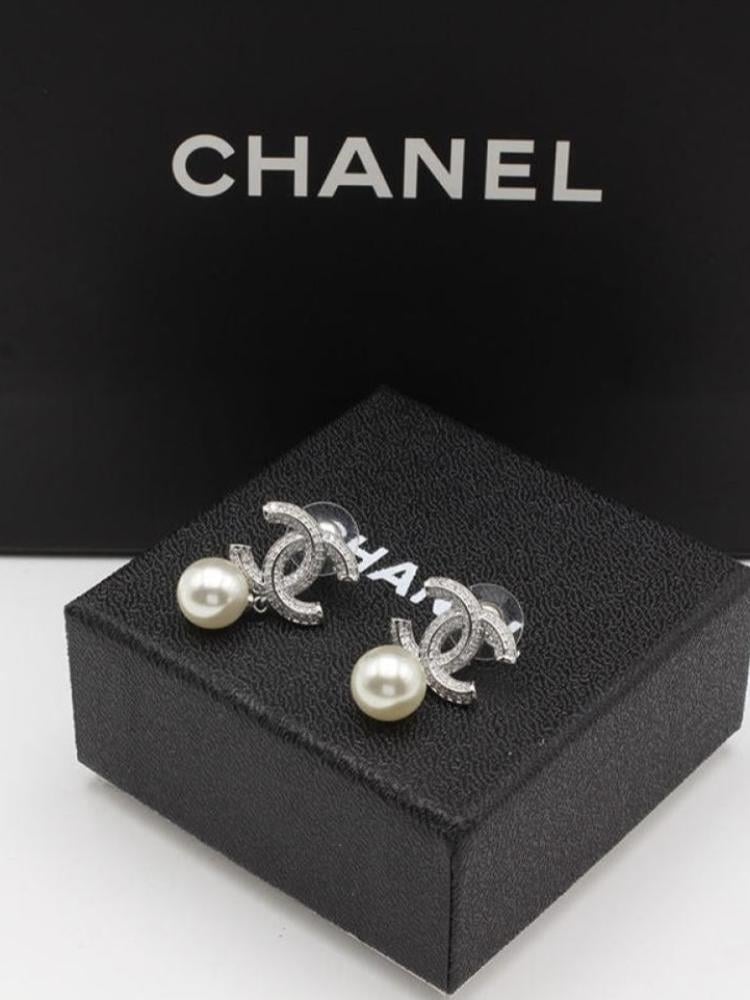 حلق CHANEL فضي