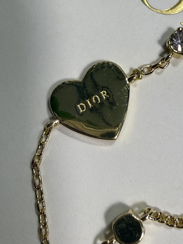 اسوارة Dior ذهبي