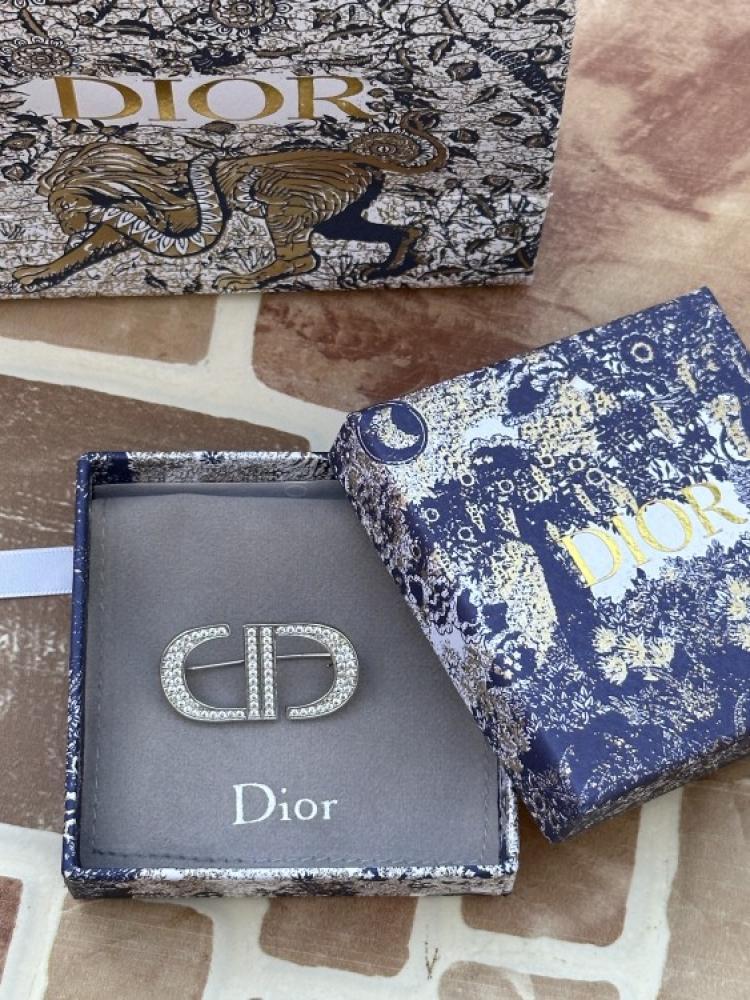 بروش Dior ذهبي