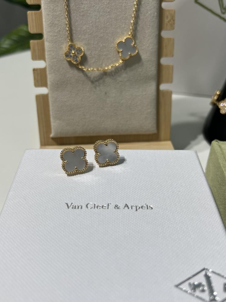 طقم إكسسوارات Van Cleef & Arpels - طقم van cleef ذهبي