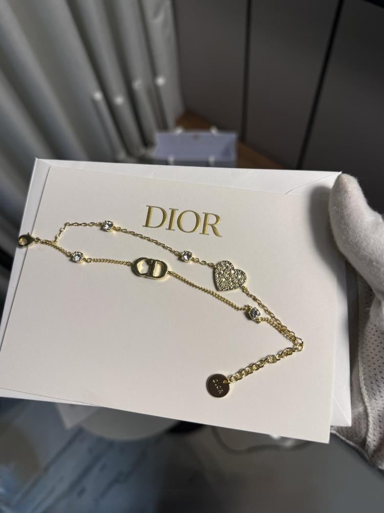 اسوارة Dior ذهبي