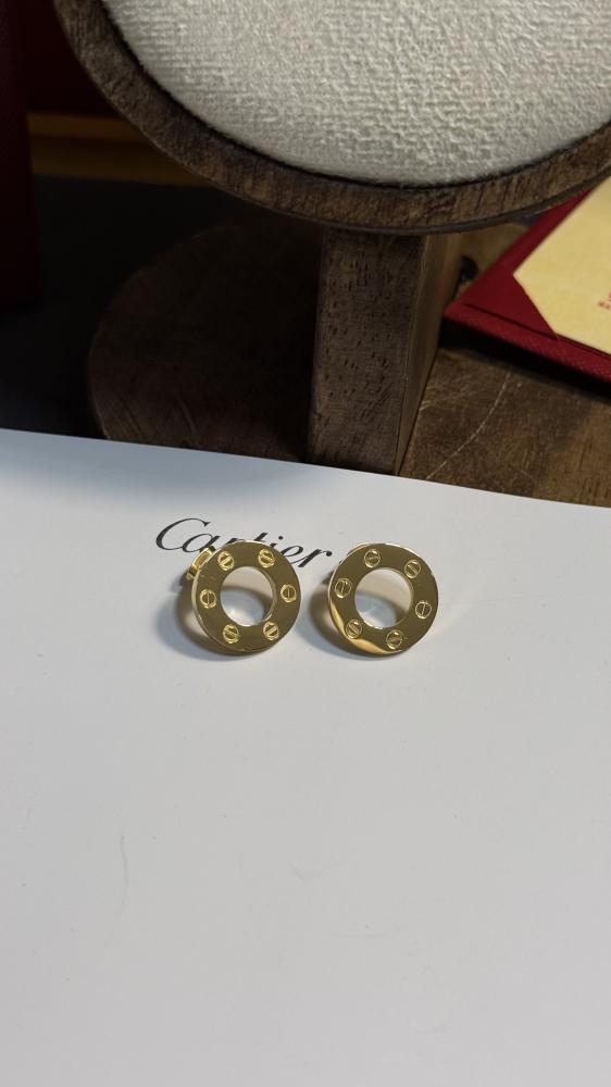 سلسال مع حلق Cartier ذهبي