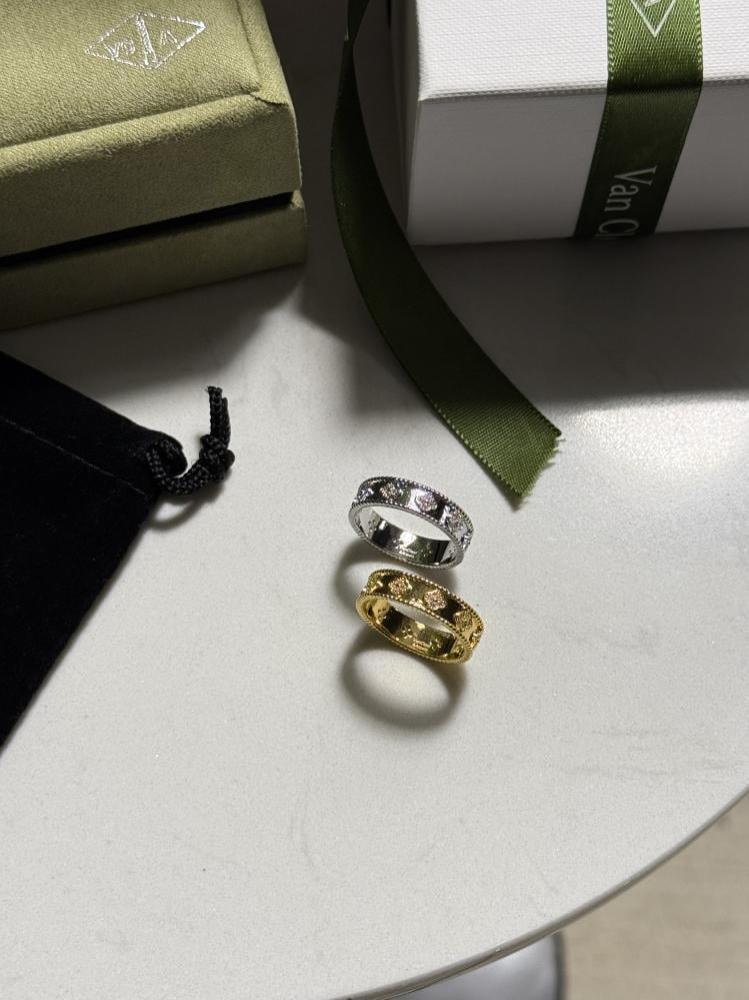 خاتم Van Cleef & Arpels - خاتم Van cleef لونين( ذهبي - فضي )