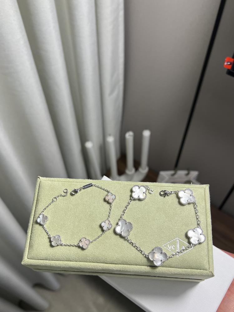 إسوارة Van Cleef & Arpels - إسوارة Van cleef فضي - كبير + مني