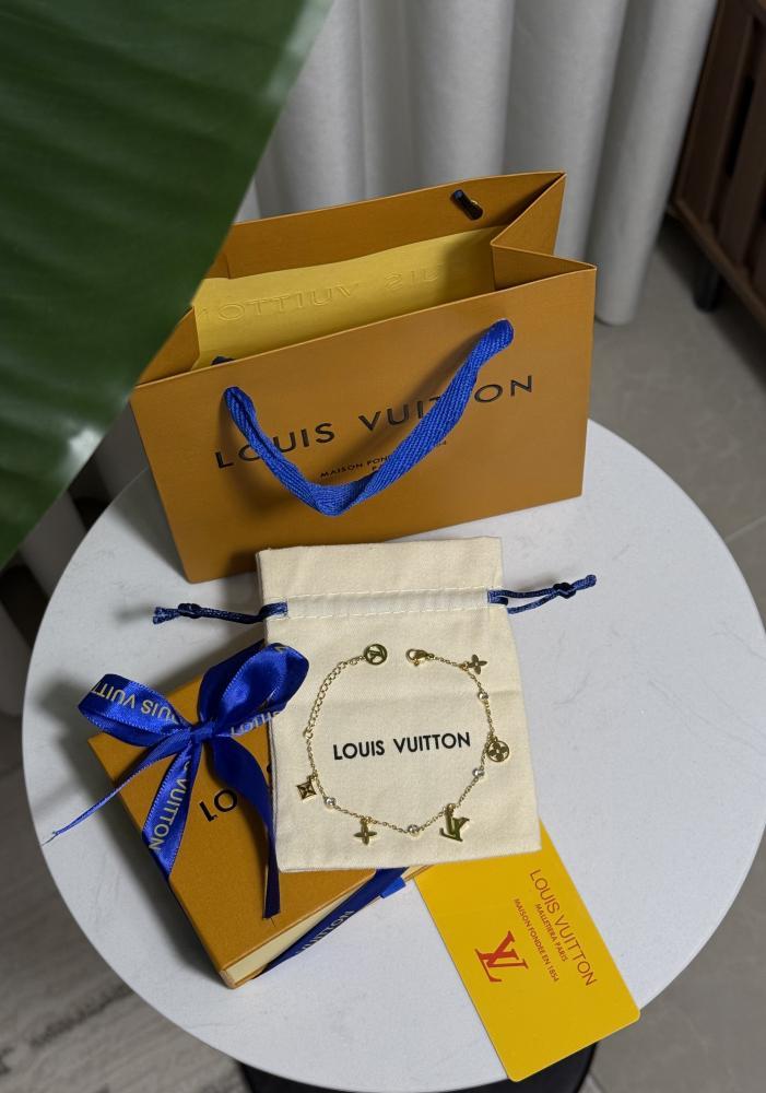 اسوارة LOUIS VUITTON ذهبي