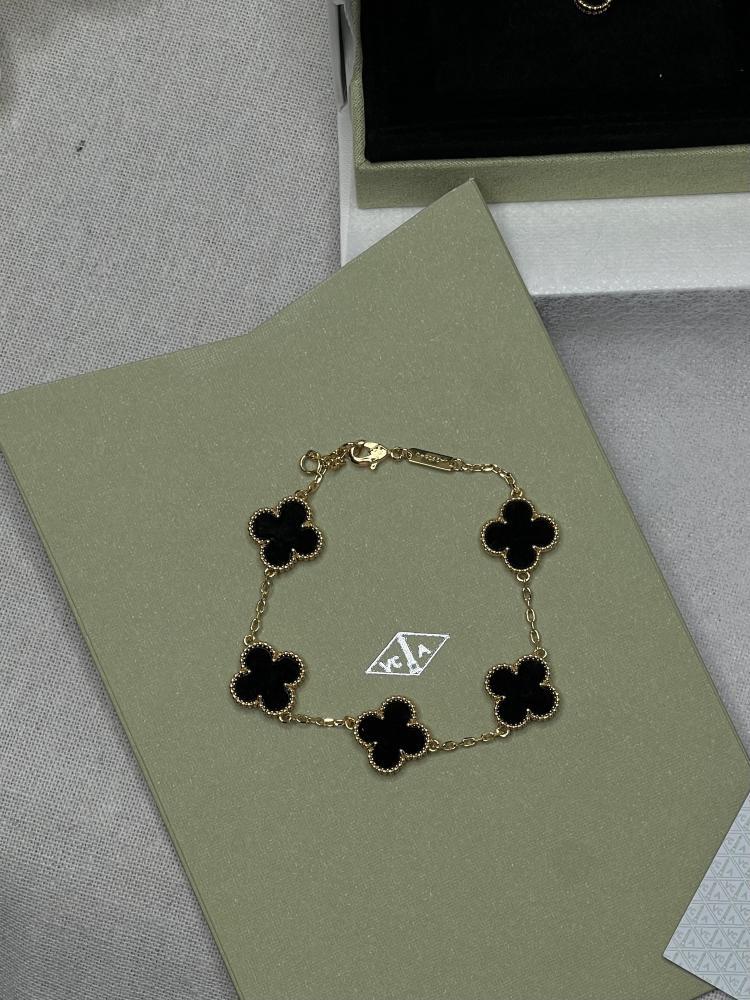 طقم van cleef  ذهبي - اسود