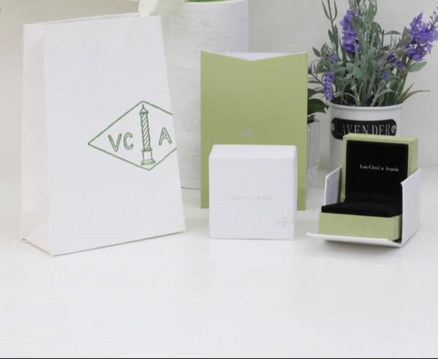 خاتم Van Cleef & Arpels لونين ( ذهبي - فضي )