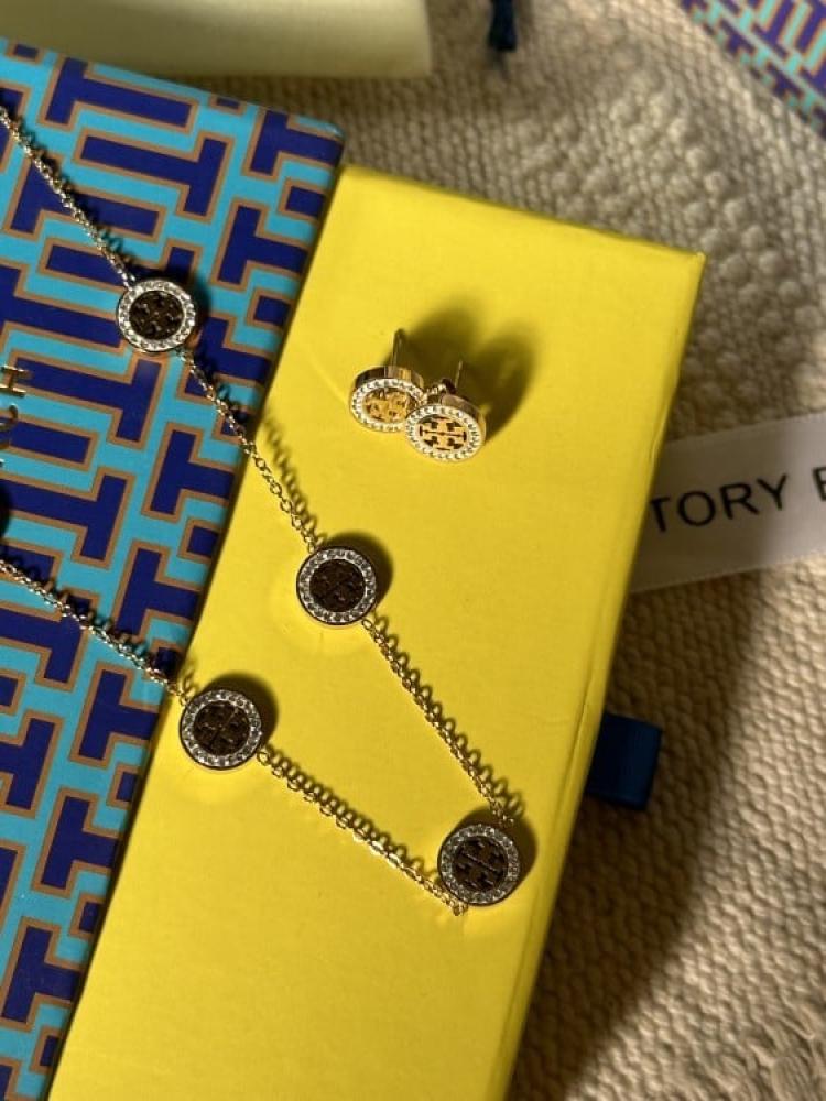 سلسال مع حلق TORY BURCH معدن ذهبي بفصوص كرستال زركون