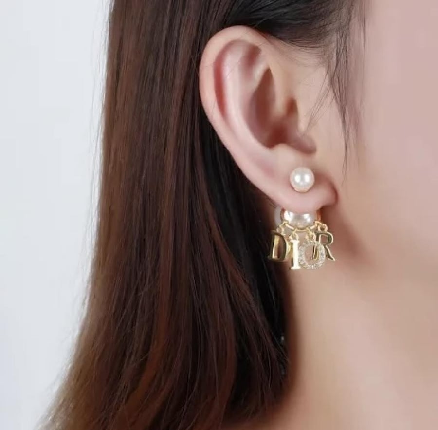 حلق Dior ذهبي حروف