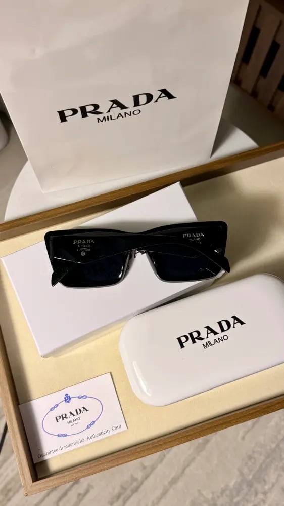 نظارة PRADA المشهورة