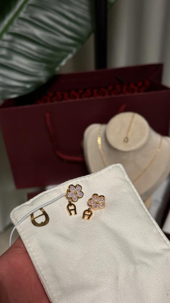 طقم إكسسوارات AIGNER - طقم - أقنر ذهبي وردي ( سلسال - اسوارة - حلق )