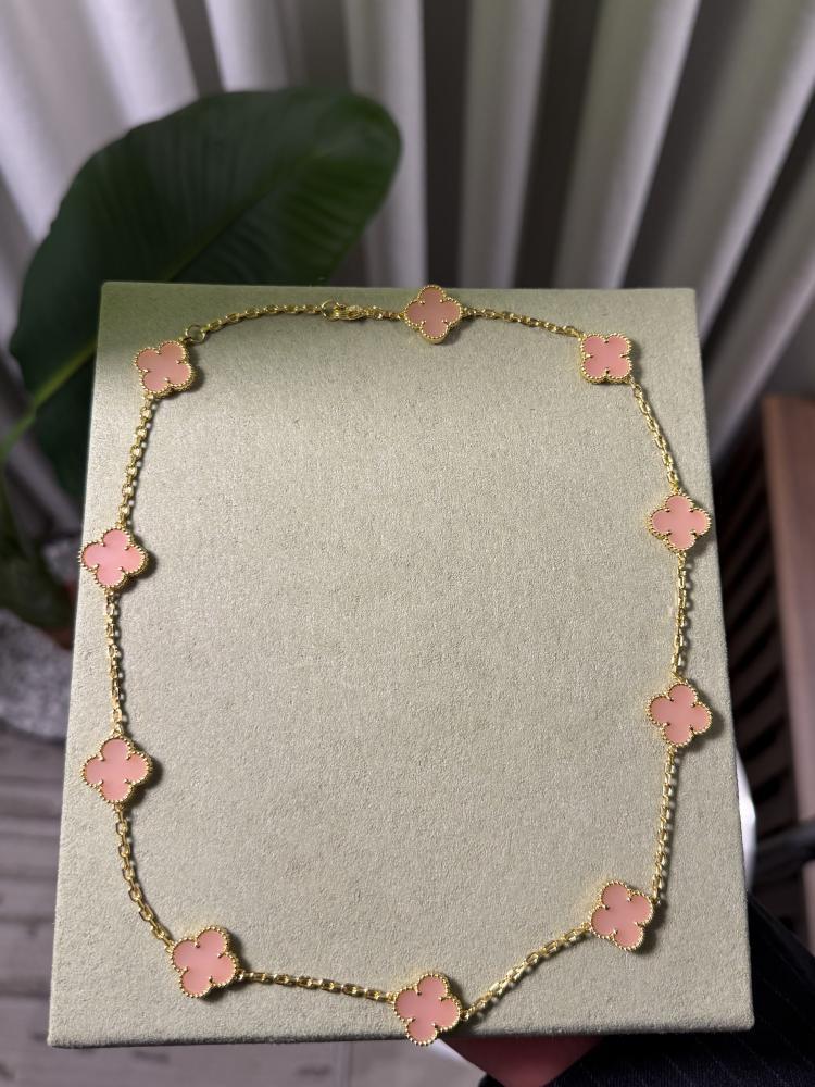 سلسال Van Cleef Arpels سلسال Van Cleef Arpels سلسال فان كليف 10 وردات وردي