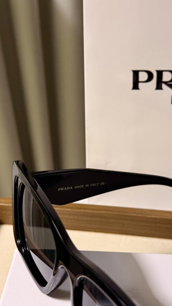 نظارة PRADA المشهورة
