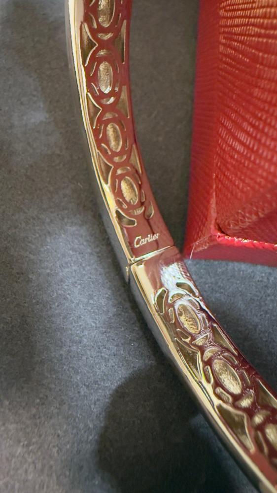 عقد Cartier ذهبي