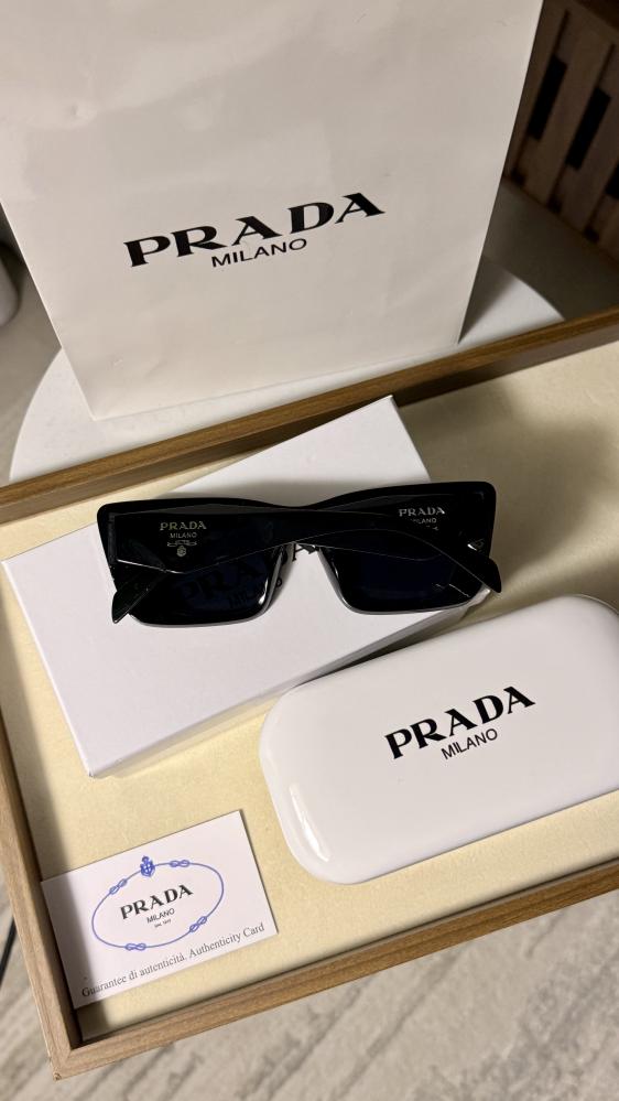 نظارة PRADA المشهورة