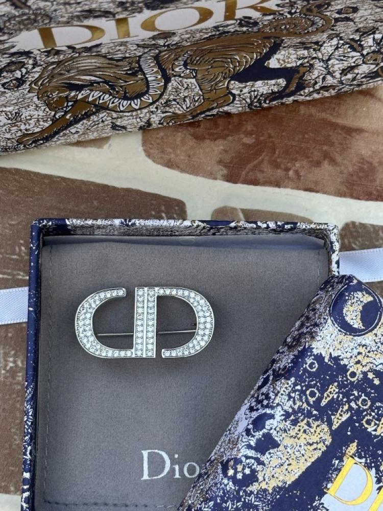 بروش Dior ذهبي