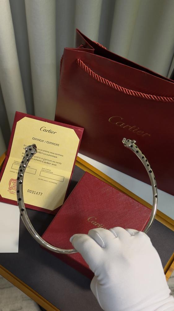 عقد Cartier فضي