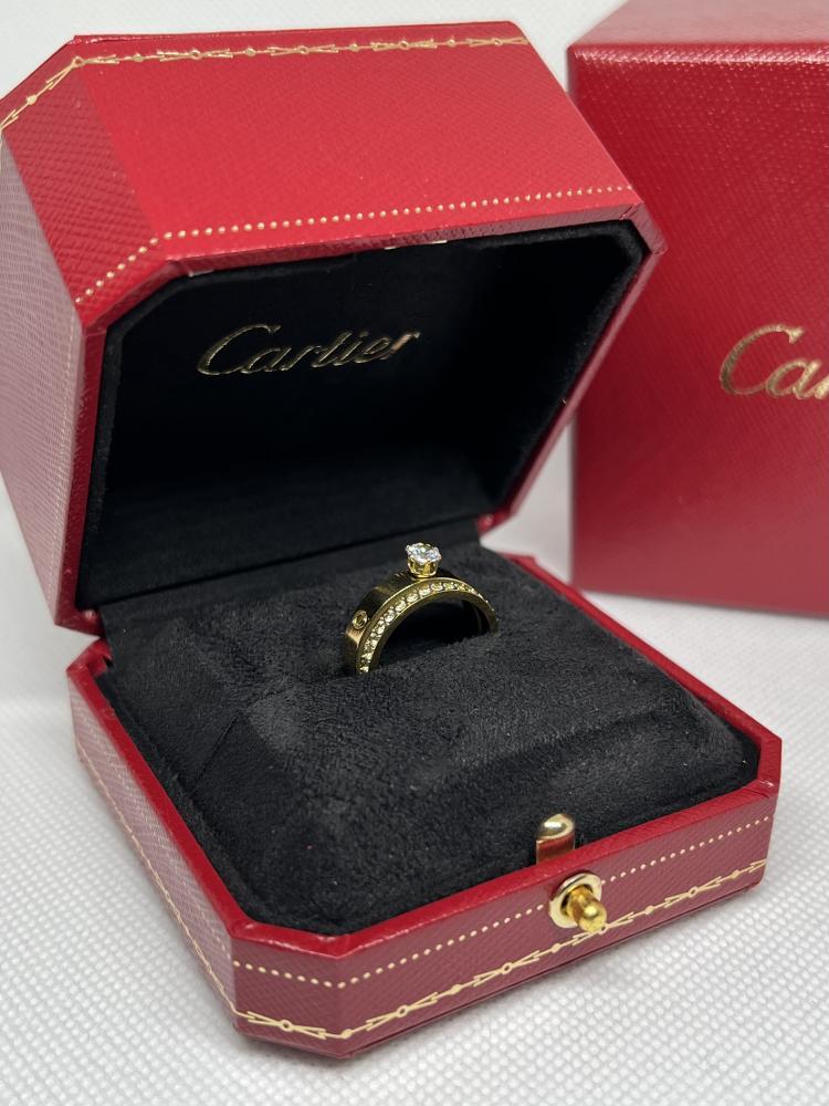 خاتم Cartier الذهبي