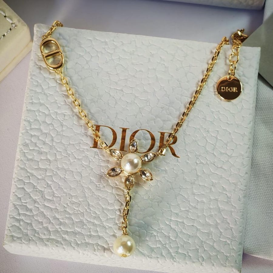 سلسال Dior ذهبي زهرة