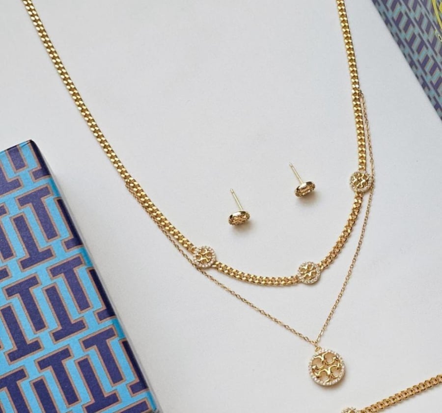 سلسال TORY BURCH سلسال مع حلق TORY BURCH معدن ذهبي بفصوص كرستال زركون
