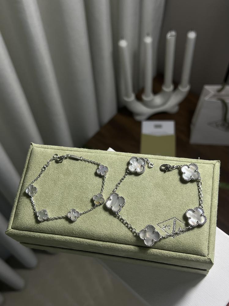 إسوارة Van Cleef & Arpels - إسوارة Van cleef فضي - كبير + مني