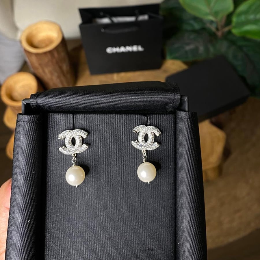 حلق CHANEL حلق CHANEL فضي