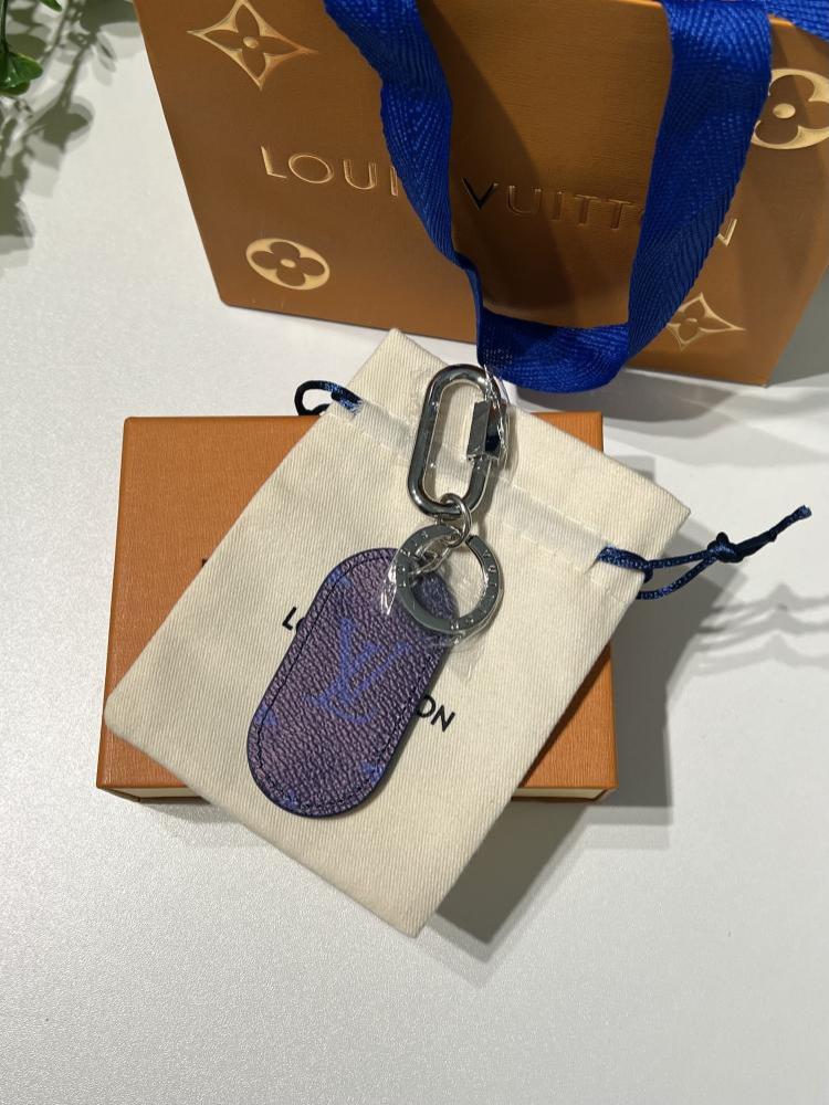 إكسسوار LOUIS VUITTON إكسسوار LOUIS VUITTON ميدالية مفاتيح لويس فيتون