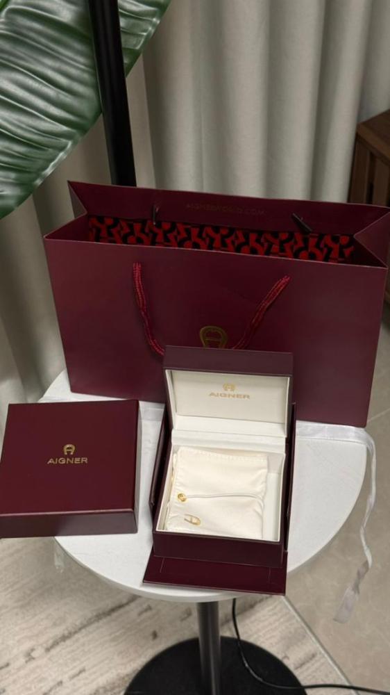 سلسال مع حلق AIGNER معدن ذهبي