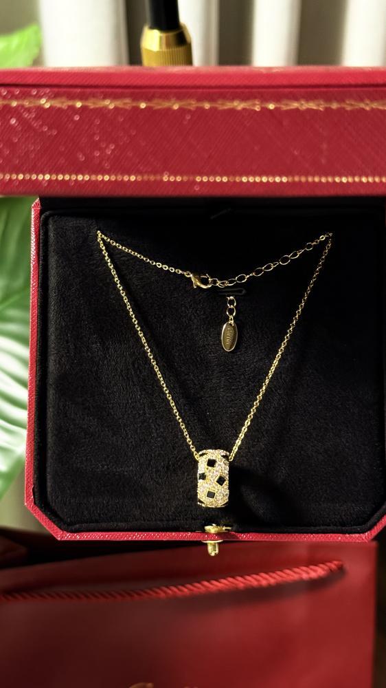 سلسال مع حلق Cartier معدن ذهبي