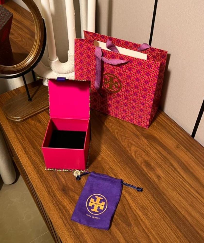 سلسال مع حلق TORY BURCH معدن ذهبي بفصوص كرستال زركون