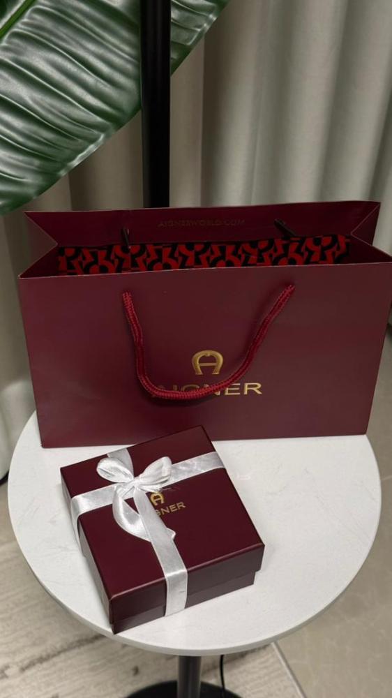 سلسال مع حلق AIGNER معدن ذهبي