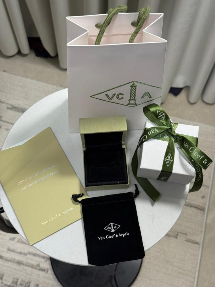 خاتم Van Cleef & Arpels - اسوارة مع خاتم فضي فان كليف