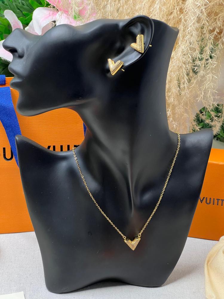 سلسال LOUIS VUITTON سلسال LOUIS VUITTON ذهبي