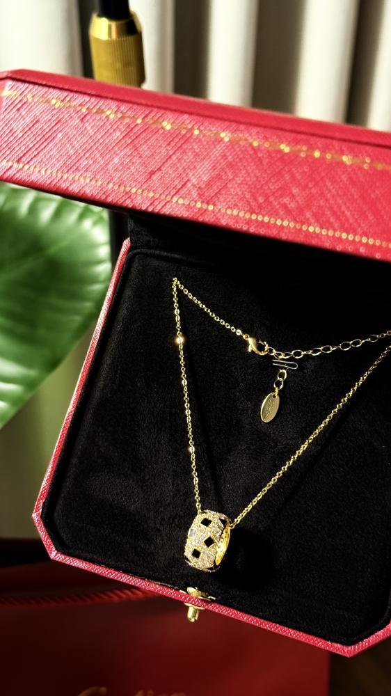 سلسال مع حلق Cartier معدن ذهبي